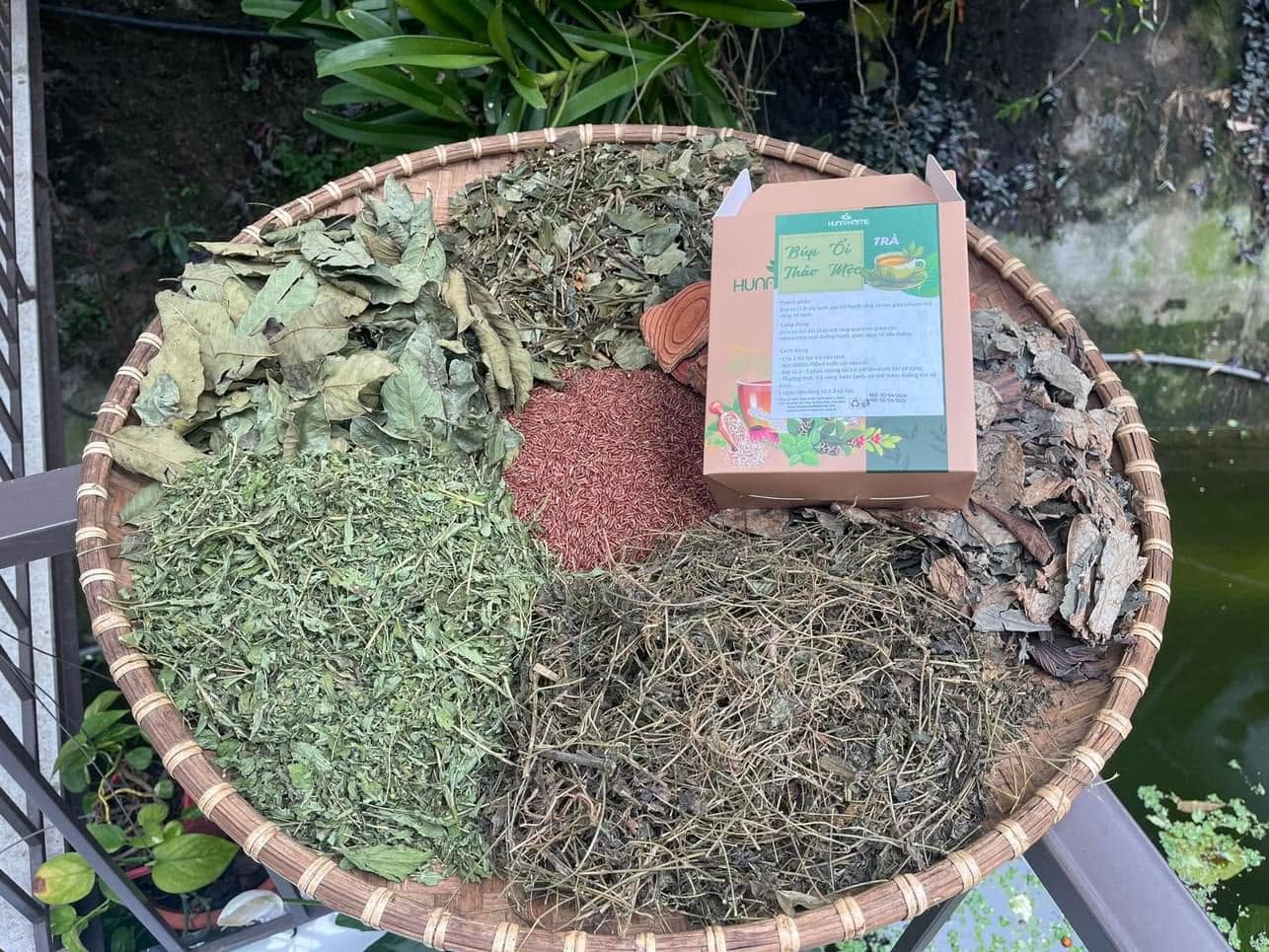 Khay nguyên liệu và hộp Trà Búp Ổi Gạo Lứt Thảo Mộc Huna's Home